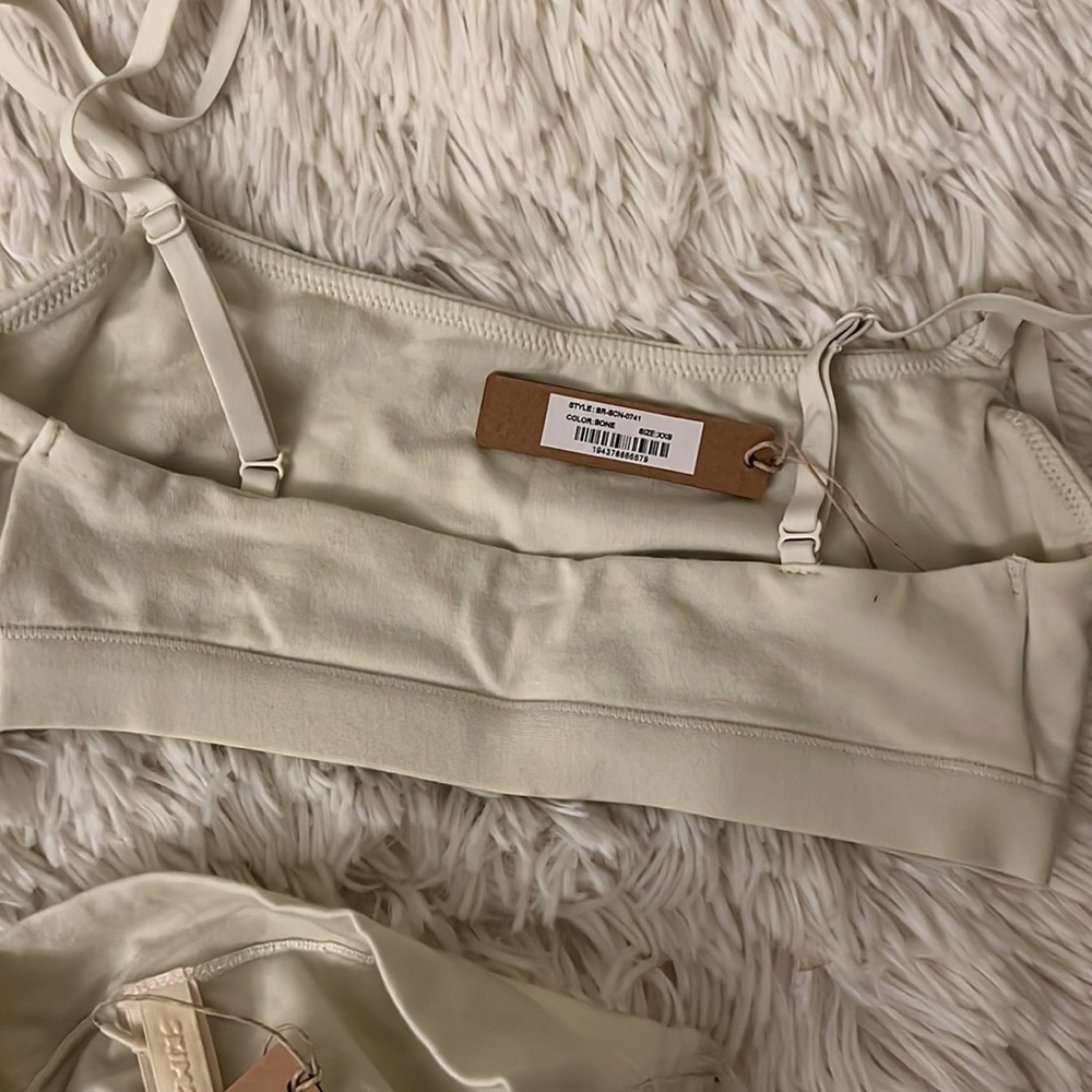 SKIMS sheer Scoop Neck Bralette and bottom set - Picture 7 of 9